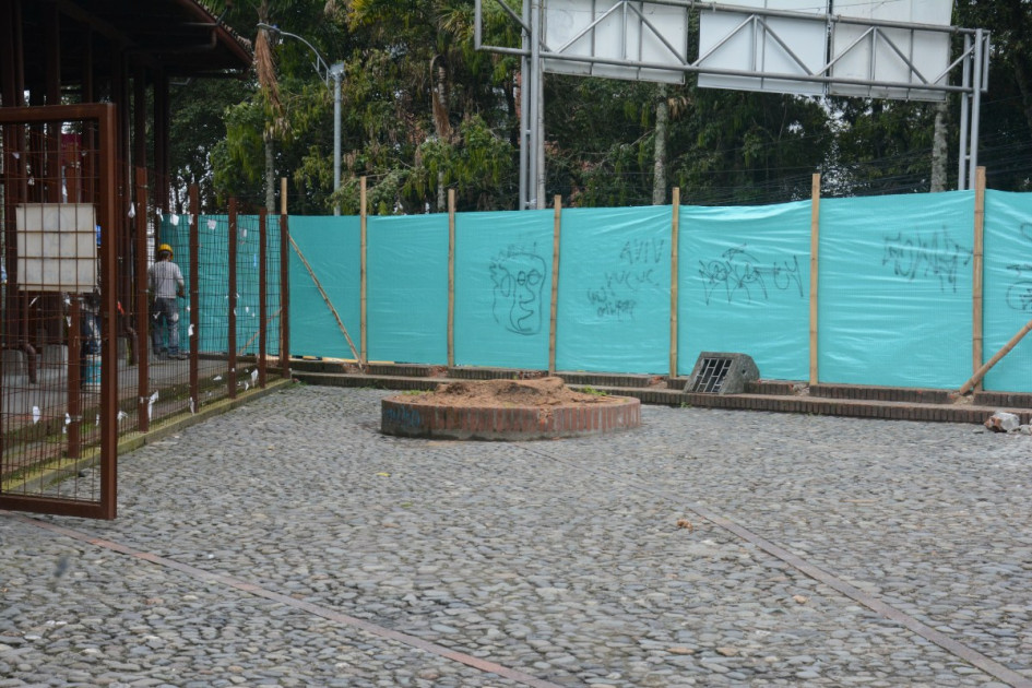 La palma fue cortada por recomendaciones de Corpocaldas. No infringe normas ambientales al tratarse de una especie cultivada por la misma institución. La palma fue cortada por recomendaciones de Corpocaldas. No infringe normas ambientales al tratarse de una especie cultivada por la misma institución.