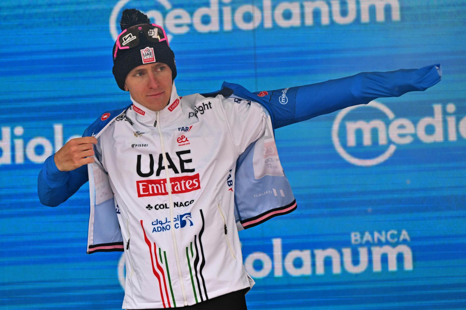 El ciclista esloveno Tadej Pogacar del UAE Team Emirates, aparte del rosa del líder general, también conserva el maillot azul de mejor escalador, celebra en el podio tras la 16ª etapa del Giro de Italia 2024. El ciclista esloveno Tadej Pogacar del UAE Team Emirates, aparte del rosa del líder general, también conserva el maillot azul de mejor escalador, celebra en el podio tras la 16ª etapa del Giro de Italia 2024.