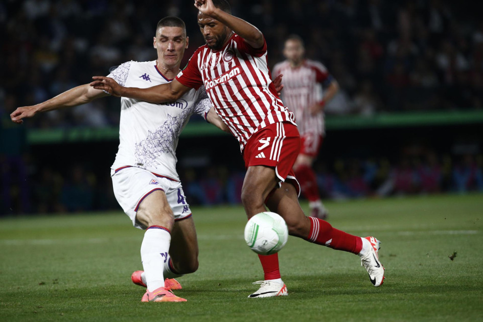 Ayoub El Kaabi (d) del Olympiacos en acción contra Nikola Milenkovic (i) de la Fiorentina, durante el partido de fútbol final de la UEFA Europa Conference League del Olympiacos Piraeus contra el ACF Fiorentina, en Atenas, Grecia. Ayoub El Kaabi (d) del Olympiacos en acción contra Nikola Milenkovic (i) de la Fiorentina, durante el partido de fútbol final de la UEFA Europa Conference League del Olympiacos Piraeus contra el ACF Fiorentina, en Atenas, Grecia.