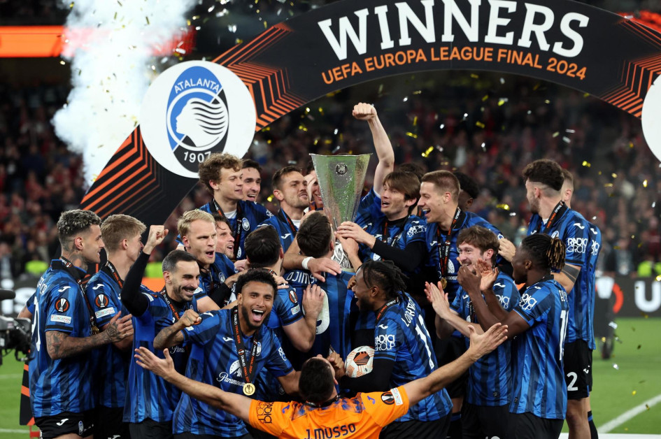 Los jugadores de Atalanta celebran con el trofeo tras ganar el partido de fútbol final de la UEFA Europa League del Atalanta BC contra el Bayer 04 Leverkusen, en Dublín, Irlanda. Los jugadores de Atalanta celebran con el trofeo tras ganar el partido de fútbol final de la UEFA Europa League del Atalanta BC contra el Bayer 04 Leverkusen, en Dublín, Irlanda.