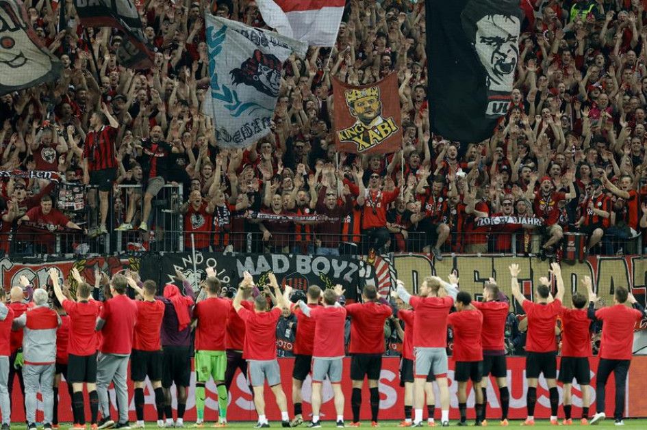 Los jugadores de Leverkusen celebran con la afición después de obtener el paso a la final de la UEFA Europa League tras el partido ante el AS Roma en Leverkusen (Alemania). Los jugadores de Leverkusen celebran con la afición después de obtener el paso a la final de la UEFA Europa League tras el partido ante el AS Roma en Leverkusen (Alemania).
