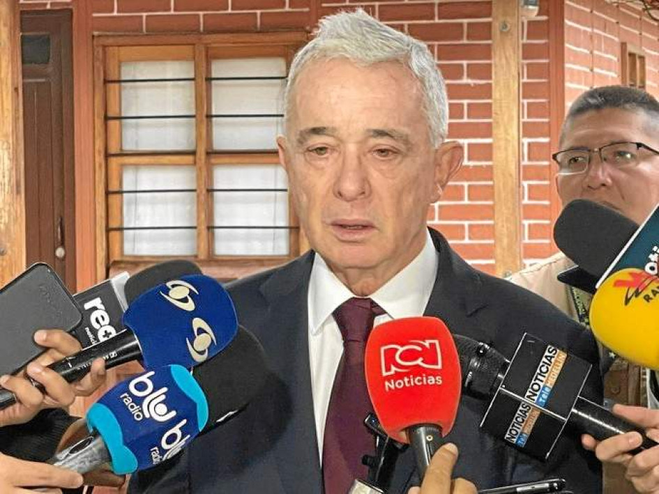 "Mis antagonistas políticos han logrado convertirse en mis acusadores judiciales, unos de ellos cercanos a las Farc y otros colaboradores directos o indirectos, cubiertos por la cautivante palabra paz, usada para prorrogar el terrorismo a través de la indulgencia de impunidad absoluta", expresó Álvaro Uribe en una declaración en su casa en Rionegro (Antioquia). "Mis antagonistas políticos han logrado convertirse en mis acusadores judiciales, unos de ellos cercanos a las Farc y otros colaboradores directos o indirectos, cubiertos por la cautivante palabra paz, usada para prorrogar el terrorismo a través de la indulgencia de impunidad absoluta", expresó Álvaro Uribe en una declaración en su casa en Rionegro (Antioquia).