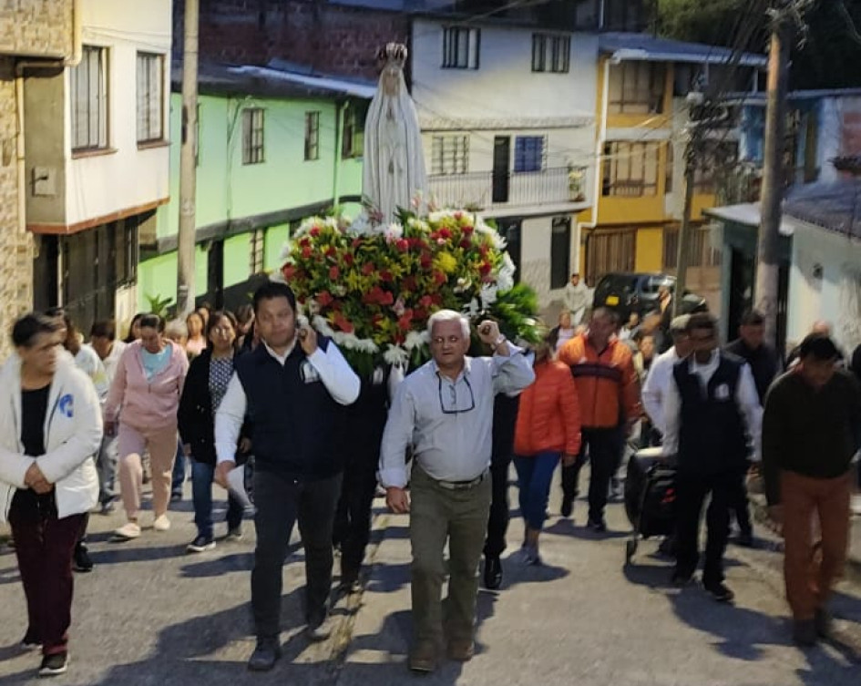 El resplandor del amanecer ilumina el paso de los feligreses y de los religiosos que cada mes asignan un sector determinado, como el de la foto que corresponde a Granjas y Viviendas. El resplandor del amanecer ilumina el paso de los feligreses y de los religiosos que cada mes asignan un sector determinado, como el de la foto que corresponde a Granjas y Viviendas.