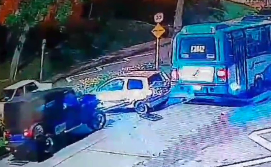 Este es el choque entre los tres carros. Este es el choque entre los tres carros.