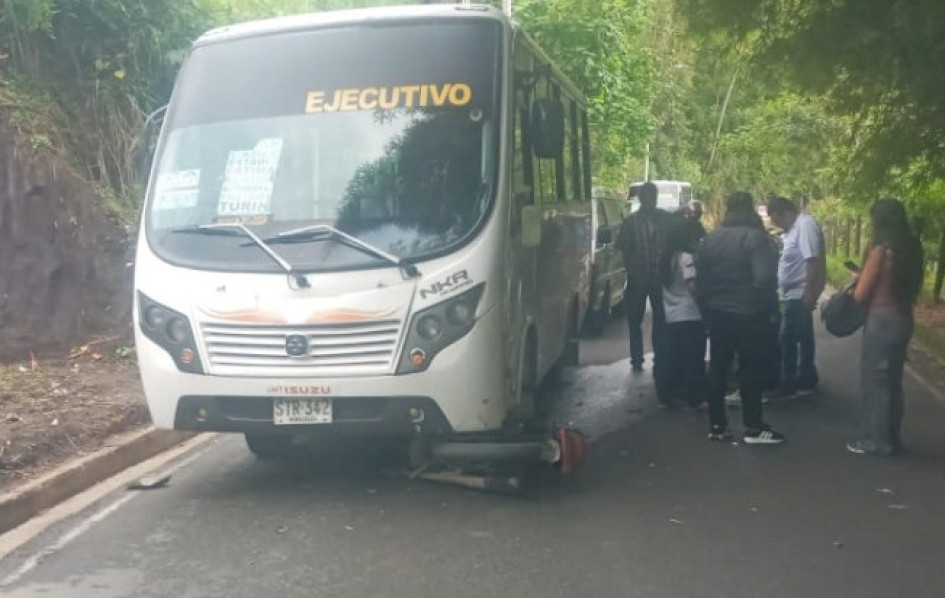 Este es el accidente entre el colectivo de Gran Caldas y la moto. Este es el accidente entre el colectivo de Gran Caldas y la moto.