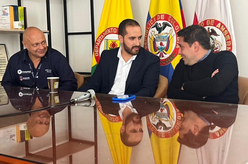 En el centro, el gerente del Invama, Jairo Alfredo López Baeina, con el alcalde de Anserma, Ómar Andrés Reina (d). En el centro, el gerente del Invama, Jairo Alfredo López Baeina, con el alcalde de Anserma, Ómar Andrés Reina (d).