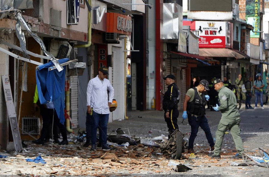 Integrantes de fuerzas de seguridad recorren el lugar donde explotó un artefacto este lunes en Jamundí (Valle del Cauca). Integrantes de fuerzas de seguridad recorren el lugar donde explotó un artefacto este lunes en Jamundí (Valle del Cauca).