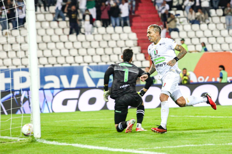 Dayro Moreno inicia el festejo después de marcar el penal anoche con el Once Caldas. El equipo le ganó 2-0 a La Equidad y empezó como líder del Cuadrangular. Dayro Moreno inicia el festejo después de marcar el penal anoche con el Once Caldas. El equipo le ganó 2-0 a La Equidad y empezó como líder del Cuadrangular.