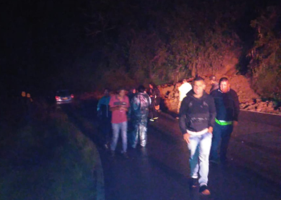 Personas caminan para alejarse del derrumbe que cayó cerca de Padua. Al fondo se ve el vehículo involucrado. Personas caminan para alejarse del derrumbe que cayó cerca de Padua. Al fondo se ve el vehículo involucrado.
