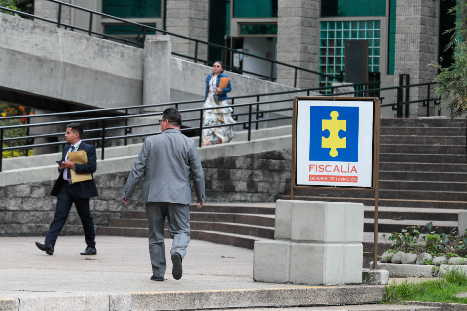 Fotografía de un espacio en el interior del edificio de la Fiscalía de Colombia donde se presentó a declarar este martes el exdirector de la Unidad Nacional para la Gestión del Riesgo de Desastres (UNGRD) Olmedo López (fuera de cuadro) en Bogotá. Fotografía de un espacio en el interior del edificio de la Fiscalía de Colombia donde se presentó a declarar este martes el exdirector de la Unidad Nacional para la Gestión del Riesgo de Desastres (UNGRD) Olmedo López (fuera de cuadro) en Bogotá.