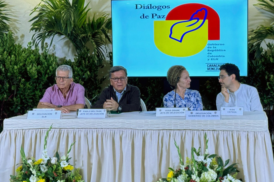 Fotografía cedida por la oficina de prensa del Alto Comisionado para la Paz que muestra los integrantes de los equipos de negociación del Eln y del gobierno de Colombia, Pablo beltrán (2i) y Vera Grabe (2d) este sábado en Caracas (Venezuela). Fotografía cedida por la oficina de prensa del Alto Comisionado para la Paz que muestra los integrantes de los equipos de negociación del Eln y del gobierno de Colombia, Pablo beltrán (2i) y Vera Grabe (2d) este sábado en Caracas (Venezuela).