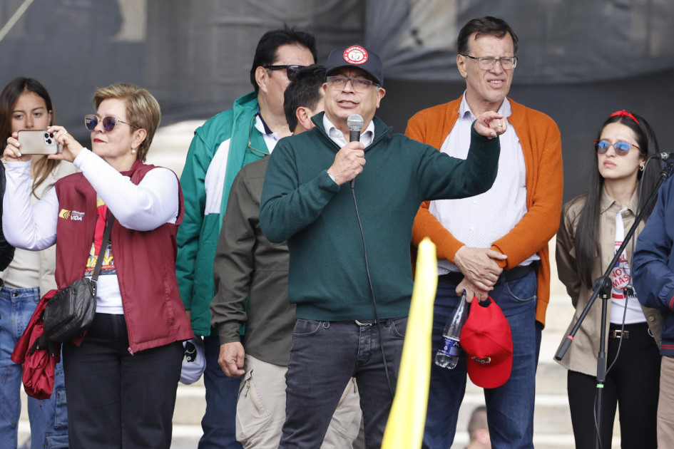 Gustavo Petro 1 de mayo El presidente de Colombia, Gustavo Petro (c), habla al final de una marcha con motivo Día Internacional de los Trabajadores este miércoles, en la plaza de Bolívar en Bogotá (Colombia).