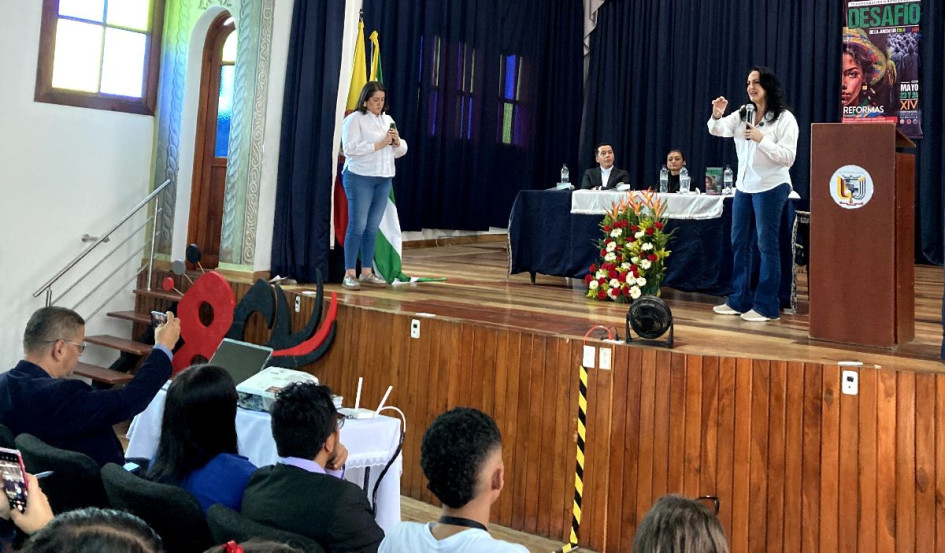 Las ponencias fueron sobre temas políticos. Las ponencias fueron sobre temas políticos.