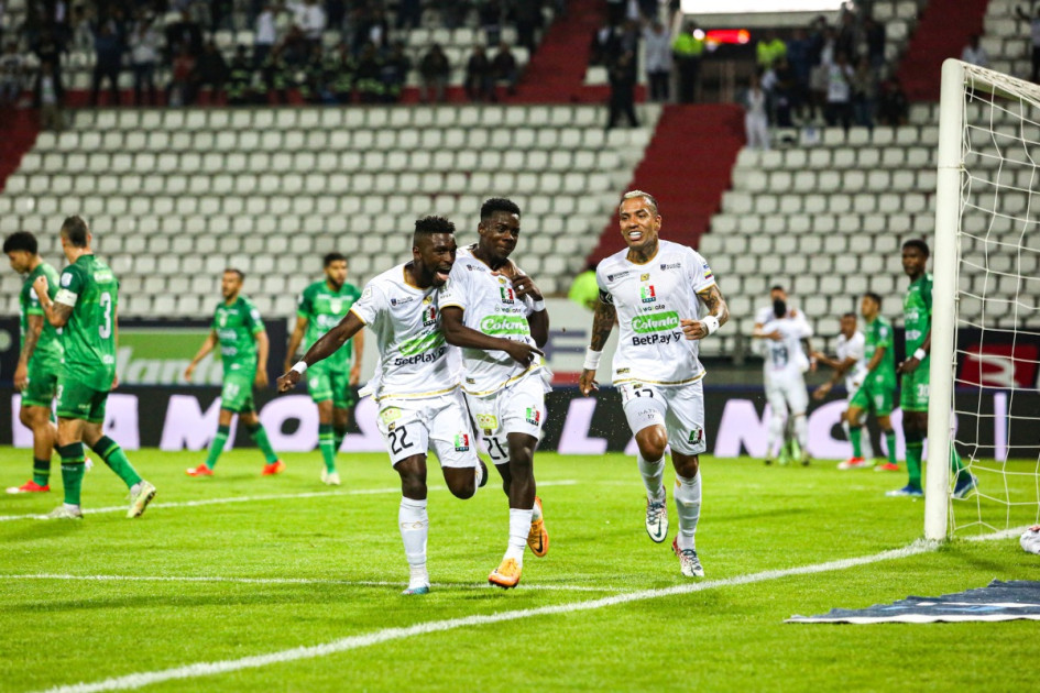 John Deivy Araujo (c) celebra su gol ante Equidad con sus compañeros Juan David Cuesta y Dayro Moreno. John Deivy Araujo (c) celebra su gol ante Equidad con sus compañeros Juan David Cuesta y Dayro Moreno.
