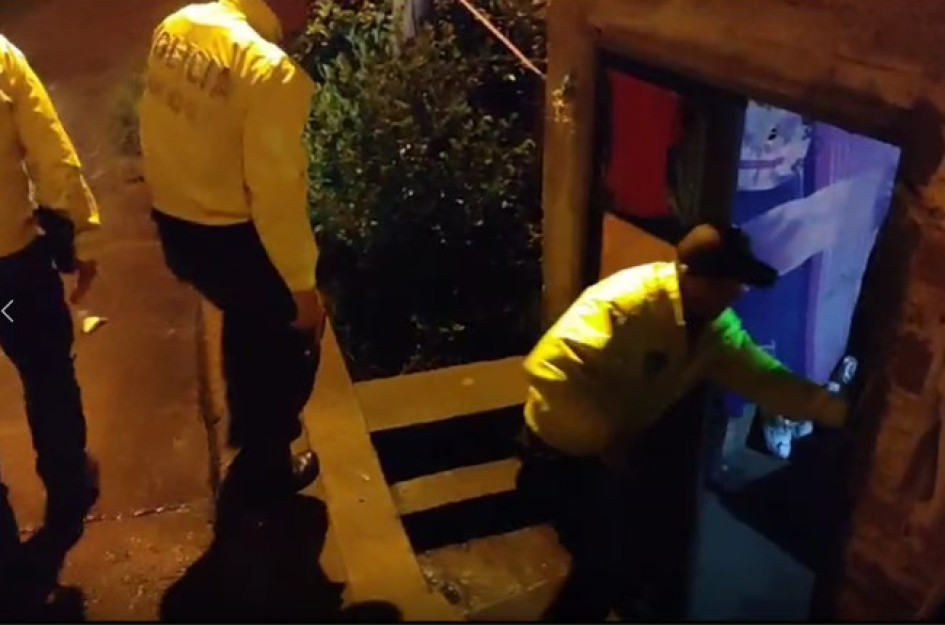Diligencias de allanamiento y registro en Anserma (Caldas) que permitieron las capturas de integrantes de Los Cartoneros. Diligencias de allanamiento y registro en Anserma (Caldas) que permitieron las capturas de integrantes de Los Cartoneros.