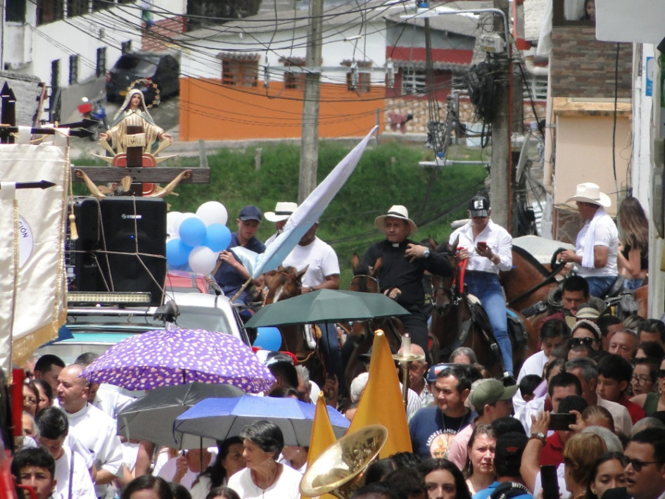 El pueblo acompañó la peregrinación hasta arribar al templo Nuestra Señora de Los Dolores donde el sacerdote pensilvanense Nodier Antonio López Castaño celebró su primera misa, después de haber sido ordenado el día anterior en la Catedral de La Dorada por el obispo Hency Martínez Vargas. El pueblo acompañó la peregrinación hasta arribar al templo Nuestra Señora de Los Dolores donde el sacerdote pensilvanense Nodier Antonio López Castaño celebró su primera misa, después de haber sido ordenado el día anterior en la Catedral de La Dorada por el obispo Hency Martínez Vargas.