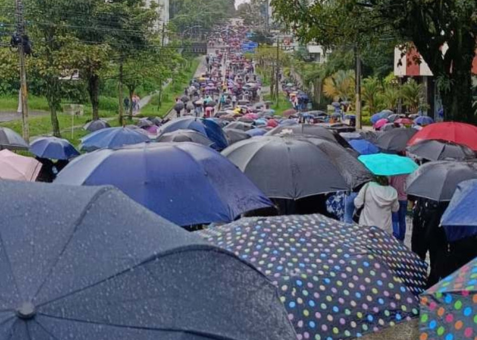 Los sindicatos de maestros de Caldas, Quindío y Risaralda lideraron el paro Regional de 24 horas, efectuado ayer. En Pereira protagonizaron un plantón en la sede de la Fiduprevisora. Los sindicatos de maestros de Caldas, Quindío y Risaralda lideraron el paro Regional de 24 horas, efectuado ayer. En Pereira protagonizaron un plantón en la sede de la Fiduprevisora.