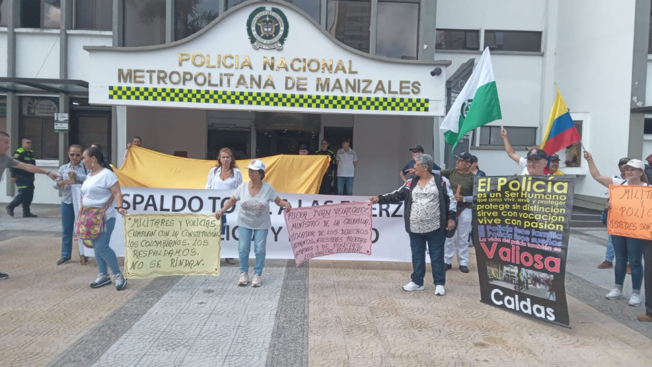 Las cerca de 40 personas que asistieron portaron pancartas. Las cerca de 40 personas que asistieron portaron pancartas.