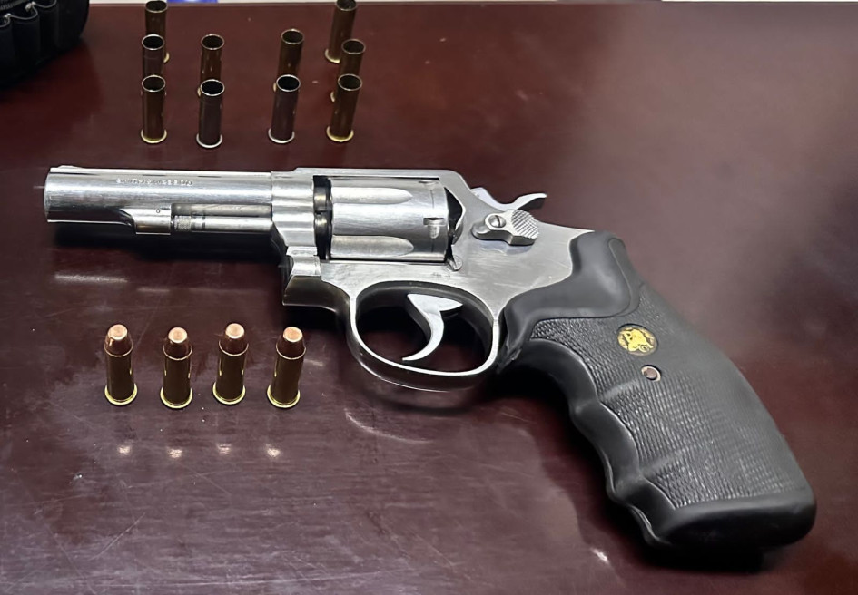 Esta es el arma incautada al uniformado. Esta es el arma incautada al uniformado.