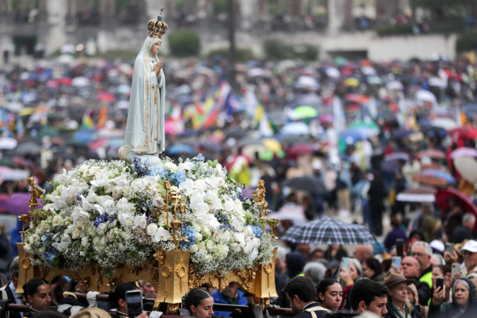 Una estatua de Nuestra Señora de Fátima se ve durante la Procesión de Despedida en las ceremonias religiosas de la peregrinación al Santuario de Fátima en Ourem, Portugal. Una estatua de Nuestra Señora de Fátima se ve durante la Procesión de Despedida en las ceremonias religiosas de la peregrinación al Santuario de Fátima en Ourem, Portugal.