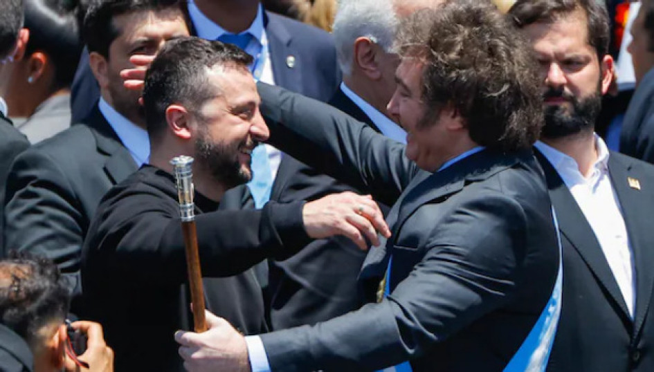 Foto | EFE | LA PATRIA El presidente de Argentina Javier Milei (der.) con el presidente de Ucrania, Volodimir Zelenski. Foto | EFE | LA PATRIA El presidente de Argentina Javier Milei (der.) con el presidente de Ucrania, Volodimir Zelenski.