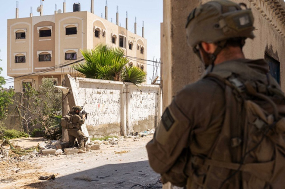 Foto | EFE | LA PATRIA  Dos soldados israelíes ayer durante una operación en Rafah.