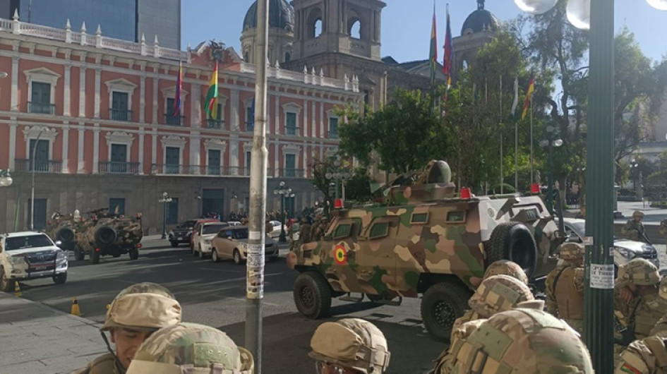Foto | EFE | LA PATRIA  Militares que hicieron presencia ayer con tanques frente a la sede del Gobierno de Bolivia, en La Paz.