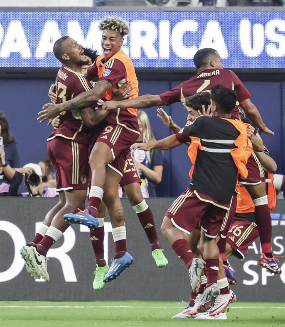 Venezuela celebra el gol de Salomon Rondon. Venezuela celebra el gol de Salomon Rondon.