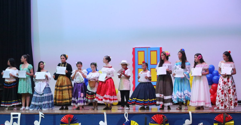 Los estudiantes que participaron recibieron un certificado y medalla de reconocimiento. Los estudiantes que participaron recibieron un certificado y medalla de reconocimiento.