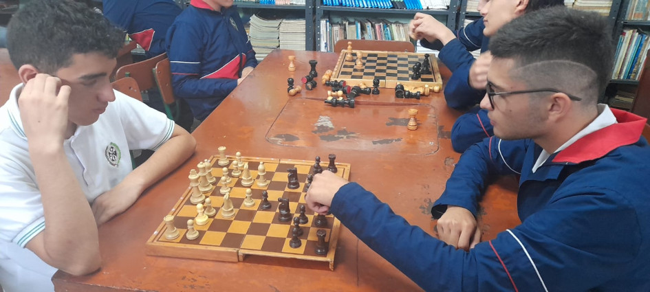 Unos 30 estudiantes se reúnen en la biblioteca para jugar ajedrez. Unos 30 estudiantes se reúnen en la biblioteca para jugar ajedrez.