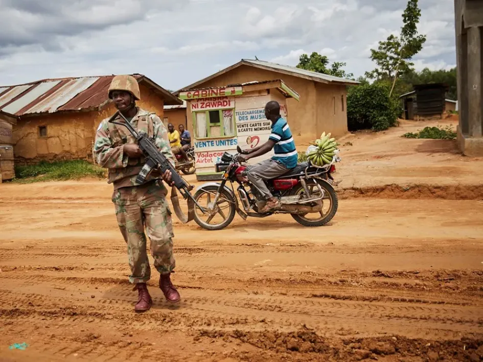 Fuerzas de paz sudafricanas de la Brigada de Intervención de Fuerzas de las Naciones Unidas (FIB) patrullan por la ciudad de Oicha, provincia de Kivu Norte, República Democrática del Congo. Fuerzas de paz sudafricanas de la Brigada de Intervención de Fuerzas de las Naciones Unidas (FIB) patrullan por la ciudad de Oicha, provincia de Kivu Norte, República Democrática del Congo.