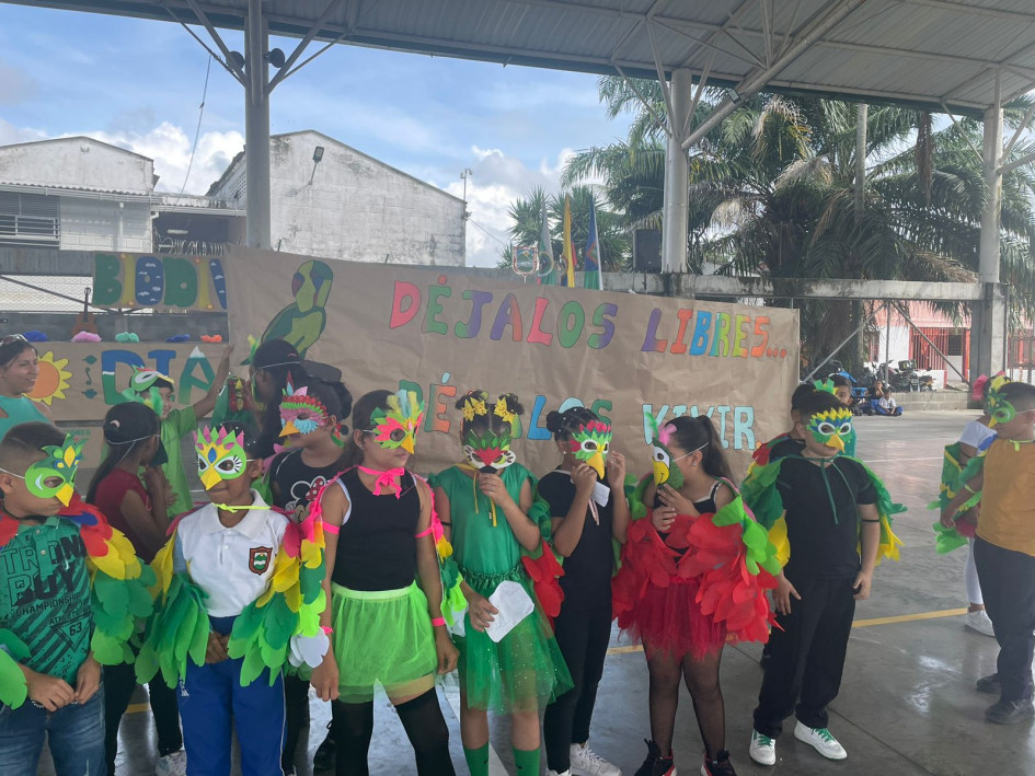La izada de bandera en el colegio Giovanni Montini, de la vereda Kilómetro 41 de Manizales, se convirtió en el Carnaval de la Biodiversidad, con mensajes sobre el cuidado de los animales y del medioambiente. La izada de bandera en el colegio Giovanni Montini, de la vereda Kilómetro 41 de Manizales, se convirtió en el Carnaval de la Biodiversidad, con mensajes sobre el cuidado de los animales y del medioambiente.