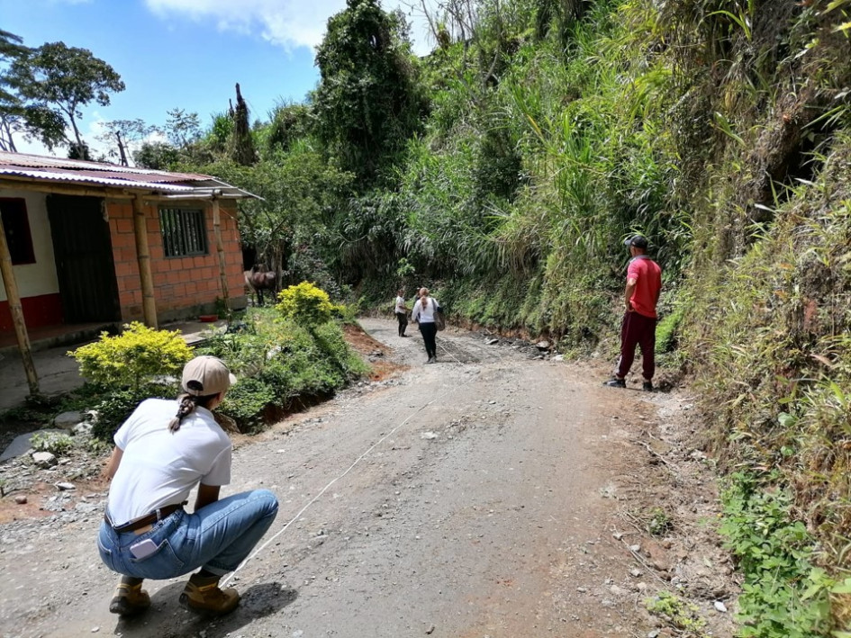 El sector de Agrovillas en la vereda La Soledad es uno de los puntos críticos donde la alcaldía y el Comité de Cafeteros han identificado la necesidad de construir placas huella. Bajo la asesoría de personal calificado, las juntas de acción comunal se encargarán de ejecutar las obras. El sector de Agrovillas en la vereda La Soledad es uno de los puntos críticos donde la alcaldía y el Comité de Cafeteros han identificado la necesidad de construir placas huella. Bajo la asesoría de personal calificado, las juntas de acción comunal se encargarán de ejecutar las obras.