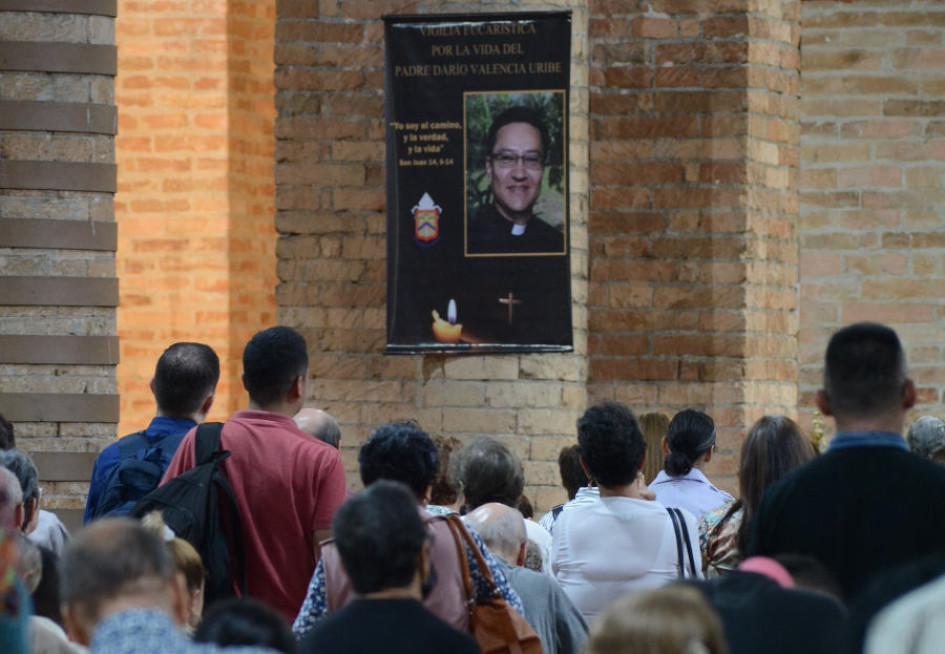 El pendón con la imagen del padre caldense Rubén Darío Valencia está colgado en la Catedral de la Virgen de la Pobreza de Pereira (Risaralda).