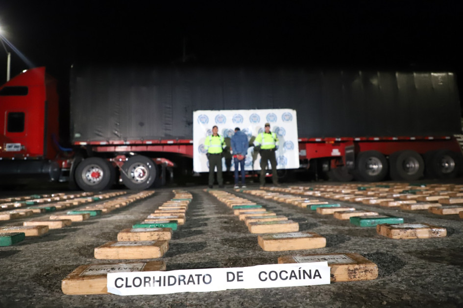 Un tractocamión que cubría la ruta Ipiales-Medellín fue detenido en Riosucio (Caldas). Tenía ocultas, entre bultos de papa, bolsas con 271 kilos de cocaína. Un tractocamión que cubría la ruta Ipiales-Medellín fue detenido en Riosucio (Caldas). Tenía ocultas, entre bultos de papa, bolsas con 271 kilos de cocaína.