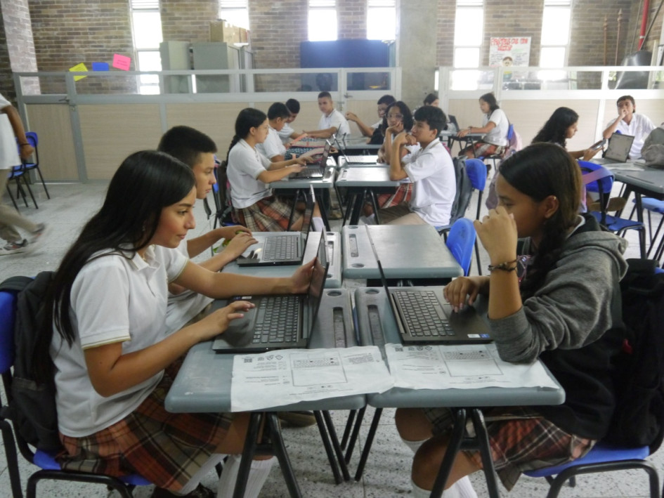El colegio Monseñor Alfonso de los Ríos, de Arauca (Caldas), se conecta a la tecnología. La empresa privada donó computadores, tabletas, kits de robótica y pagó el internet. El colegio Monseñor Alfonso de los Ríos, de Arauca (Caldas), se conecta a la tecnología. La empresa privada donó computadores, tabletas, kits de robótica y pagó el internet.