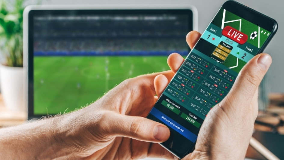 Como-recargar-betplay-en-susuerte Persona apostando en el celular