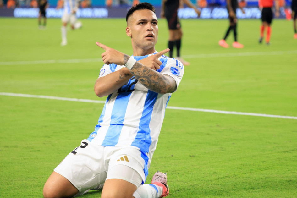Lautaro Martínez de Argentina celebra tras anotar contra Perú durante un partido del grupo A de la Conmebol Copa América 2024 en Miami, Florida (EE.UU.). Lautaro Martínez de Argentina celebra tras anotar contra Perú durante un partido del grupo A de la Conmebol Copa América 2024 en Miami, Florida (EE.UU.).
