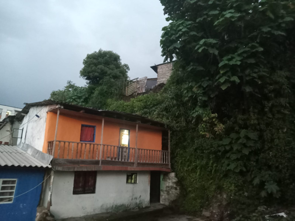 Tres viviendas resultaron afectadas levemente por la caída de capa vegetal en el sector de Rincón Santo del barrio La Avanzada. Tres viviendas resultaron afectadas levemente por la caída de capa vegetal en el sector de Rincón Santo del barrio La Avanzada.