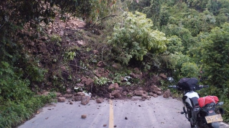 Este es el derrumbe en el sector Rúngano, en Pácora, que tiene cerrada la vía.
