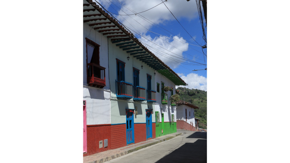 Un esfuerzo de los habitantes del barrio por mantener embellecidas las fachadas de sus casas. Un esfuerzo de los habitantes del barrio por mantener embellecidas las fachadas de sus casas.