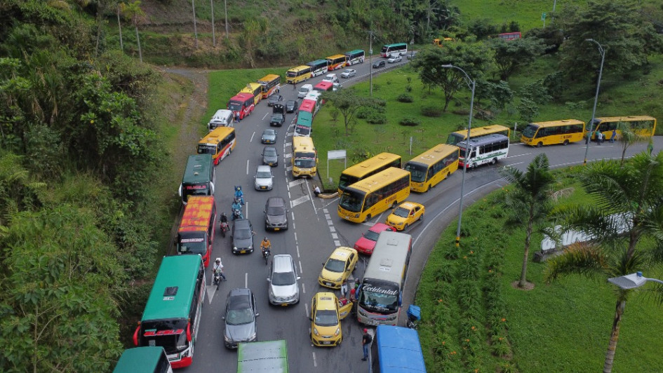 De 5:30 a.m. a 1:30 p.m., conductores de buses intermunicipales protestaron este martes en La Romelia, que conecta a Santa Rosa y Dosquebradas (Risaralda). Durante la manifestación no se permitió el paso del Megabús por la zona. De 5:30 a.m. a 1:30 p.m., conductores de buses intermunicipales protestaron este martes en La Romelia, que conecta a Santa Rosa y Dosquebradas (Risaralda). Durante la manifestación no se permitió el paso del Megabús por la zona.