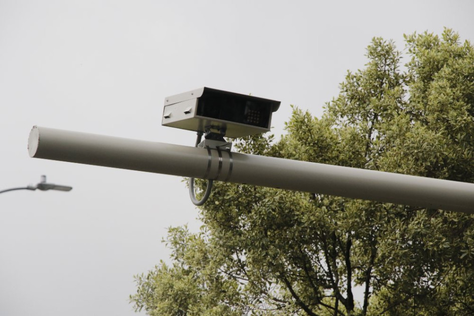 Los sistemas de fotodetección en las vías de Manizales envían mensajes pedagógicos a los conductores que no tienen al día el SOAT ni la revisión tecnomecánica de sus vehículos o atraviesan semáforos en rojo. Este es el balance del esquema que, por ahora, no multa a los infractores. Los sistemas de fotodetección en las vías de Manizales envían mensajes pedagógicos a los conductores que no tienen al día el SOAT ni la revisión tecnomecánica de sus vehículos o atraviesan semáforos en rojo. Este es el balance del esquema que, por ahora, no multa a los infractores.