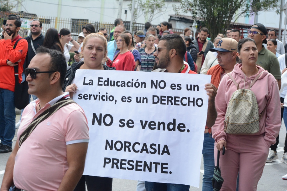 Los maestros de Caldas se han reunido en los últimos días en Manizales para marchar y protestar contra la Ley Estatutaria de la Educación que impulsa el Gobierno nacional. Los maestros de Caldas se han reunido en los últimos días en Manizales para marchar y protestar contra la Ley Estatutaria de la Educación que impulsa el Gobierno nacional.