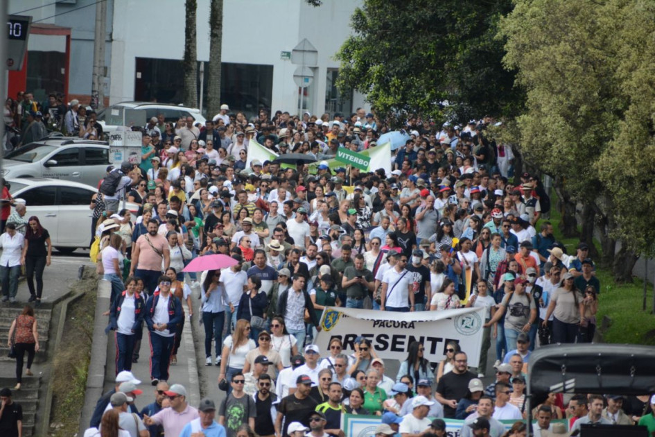 Docentes de Caldas se reunieron en Manizales para expresar su descontento con los cambios de la ley estatutaria a la educación. Docentes de Caldas se reunieron en Manizales para expresar su descontento con los cambios de la ley estatutaria a la educación.