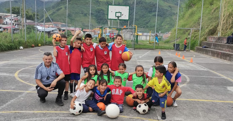 En la escuela de formación de Marulanda, con el apoyo de la Administración, se han desarrollado en esta temporada de vacaciones actividades deportivas y recreativas para niños y jóvenes. En la escuela de formación de Marulanda, con el apoyo de la Administración, se han desarrollado en esta temporada de vacaciones actividades deportivas y recreativas para niños y jóvenes.
