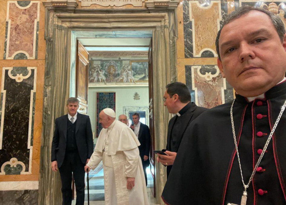 Monseñor Israel Bravo Cortés, obispo de Tibú, durante un encuentro de la Conferencia Episcopal de Colombia con el papa Francisco en el Vaticano en el 2023.