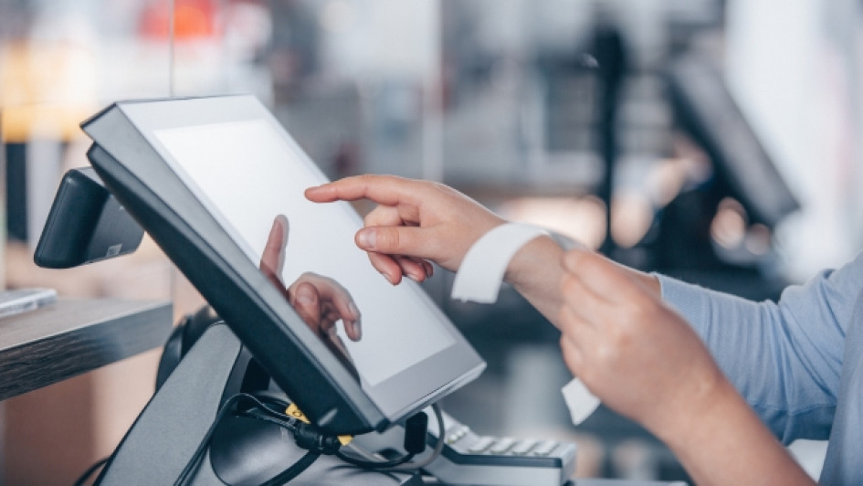 POS-electronico Persona utilizando el point of sale electrónico