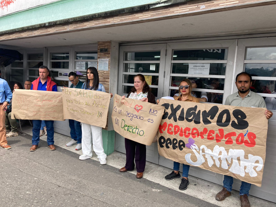 Docentes de Caldas comienzan hoy un paro nacional para exigir que el Gobierno retire el proyecto de Ley Estatutaria. También lo harán por la salud. Ayer, algunos acompañaron en un plantón a la profesora Lina Patricia Vanegas, del colegio Fe y Alegría La paz, quien reclama medicamentos para su hija, Samantha. Docentes de Caldas comienzan hoy un paro nacional para exigir que el Gobierno retire el proyecto de Ley Estatutaria. También lo harán por la salud. Ayer, algunos acompañaron en un plantón a la profesora Lina Patricia Vanegas, del colegio Fe y Alegría La paz, quien reclama medicamentos para su hija, Samantha.
