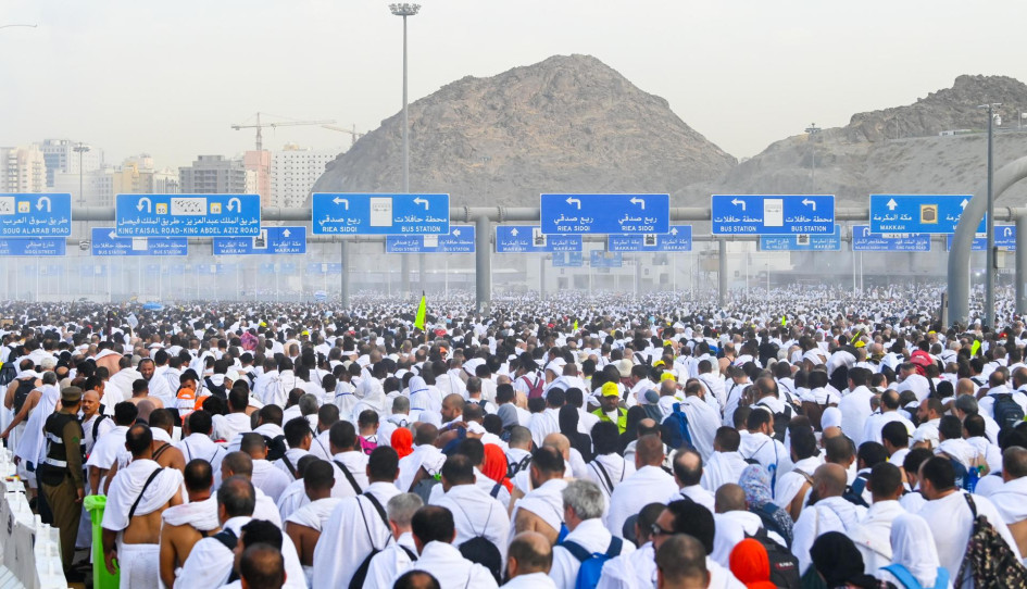 Los peregrinos musulmanes asisten al ritual simbólico de la lapidación del diablo en el puente Jamarat durante la peregrinación Hajj, cerca de La Meca, Arabia Saudita. Los peregrinos musulmanes asisten al ritual simbólico de la lapidación del diablo en el puente Jamarat durante la peregrinación Hajj, cerca de La Meca, Arabia Saudita.